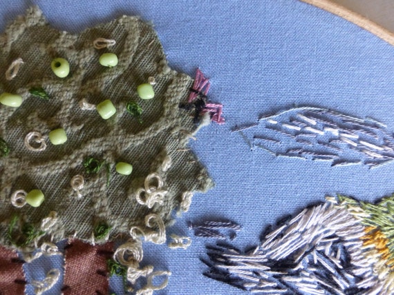 鳥の手刺繍枠アート：木の上の鳥、花柄（12インチ） - Etsy 日本