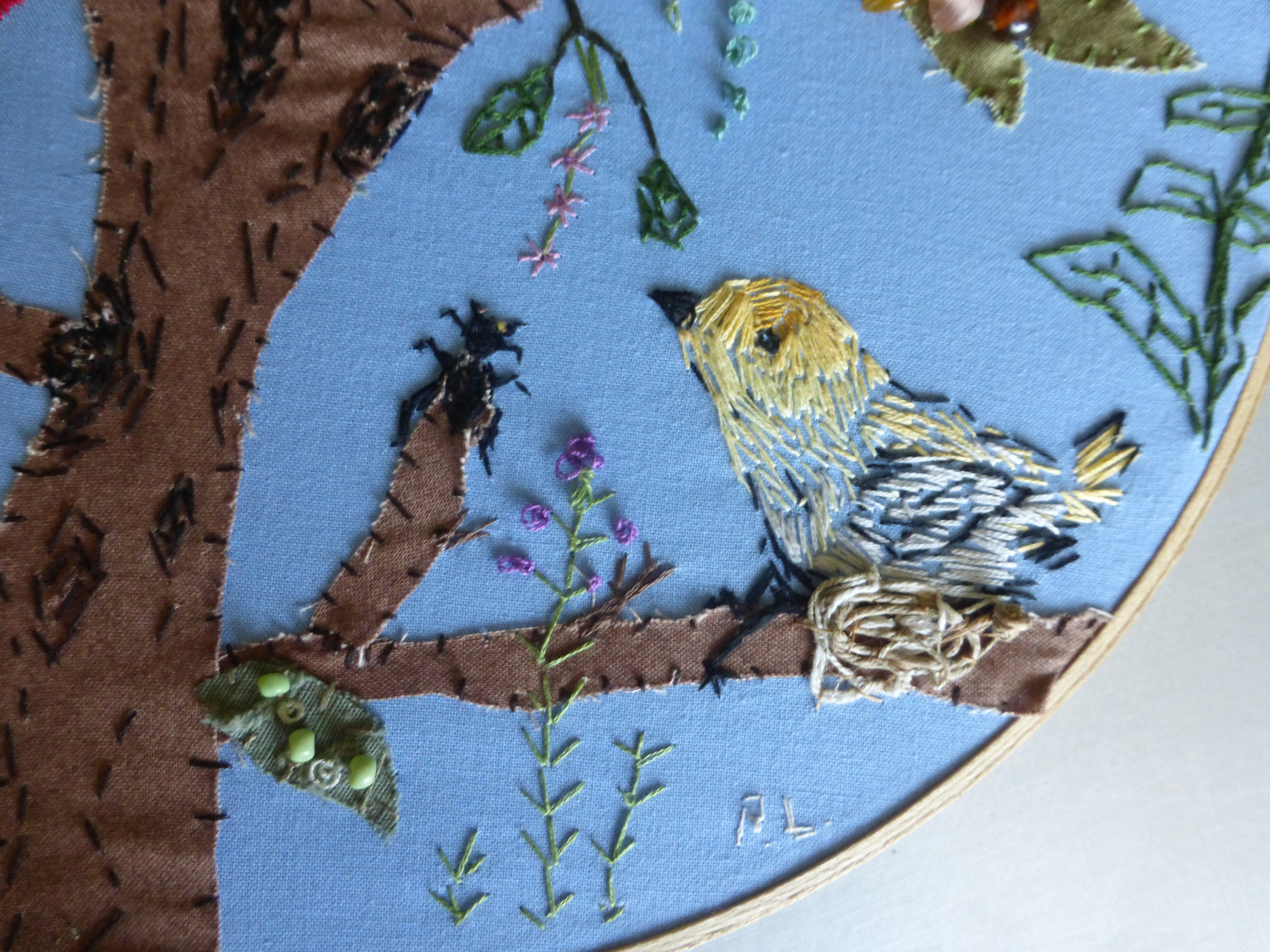 鳥の手刺繍枠アート：木の上の鳥、花柄（12インチ） - Etsy 日本