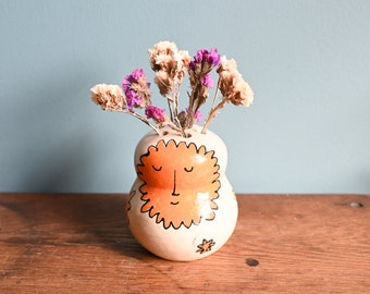 Handgefertigte wunderliche Orange Sun Gesicht Keramik Frosch Vase, Gesichtsvase, 4 Zoll hoch, handgemachte Vase, Ikebana, Scheibenkeramik, Keramikkunst