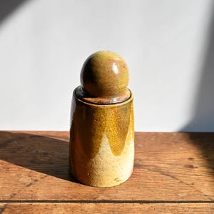 Tarro alto de cerámica con tapa, hecho a mano, cocido en horno de leña, 18 cm de alto, pomo de burbuja extragrande