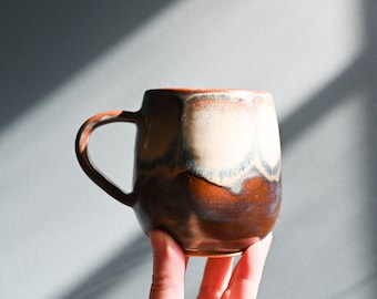 Groene en bruine keramische handgemaakte mok, wiel gegooid aardewerk koffie thee kopje, Mugshot maandag, moderne keramiek