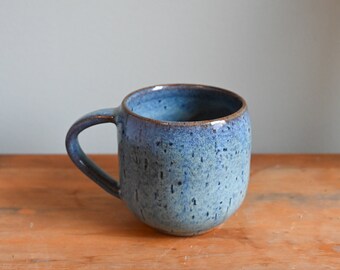 Handgemachte Keramiktasse, blau gesprenkelte Glasur, Rad getöpfert Keramik Kaffee Teetasse, Mugshot Montag, moderne Keramik
