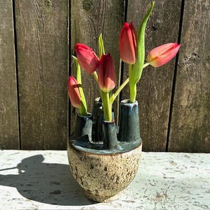 Handgemachte Multi-Stem-Vase, 14 cm hoch, Wheel-Thrown + Moded Pottery, Ikebana, Tulipiere, Keramikskulptur, Tischdekoration