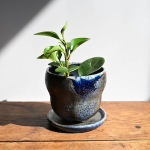 Vaso in ceramica blu fatto a mano, cotto a legna, alto 10 cm.