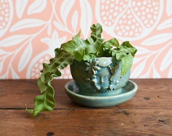 Kupfergrünes Gesicht mit Blättern und Blumen Übertopf mit befestigtem Unterteller, handgemachter Keramik-Pflanzentopf, Blattmädchen, 3 Zoll groß, Töpferscheibe