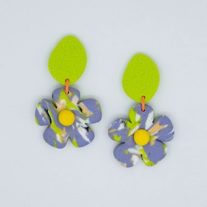 Lila Blume und grünes Blatt Ohrringe aus Polymer Clay. Blumen Ohrringe - einzigartiges handgemachtes Geschenk