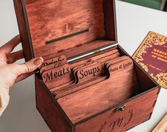Boîte de recettes en bois personnalisée, boîte de recettes gravée personnalisée avec séparateurs, boîte de recettes à monogramme, boîte de recettes avec cartes, cadeau du 5e anniversaire