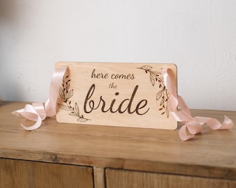 Hier kommt die Braut, Hochzeitsschild, Ringträgerschild, Blumenmädchenschild, Ringträgerschild, Ringträgerschild, rustikales Hochzeitsschild