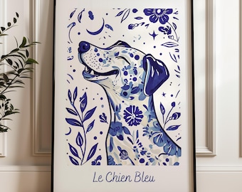 Könnte beinhalten: Ein gerahmter Kunstdruck mit einer Illustration eines lächelnden Hundes in Blau- und Weißtönen. Der Hund ist mit floralen Mustern verziert und von botanischen Elementen umgeben. Der Text "Le Chien Bleu" befindet sich am unteren Rand des Drucks.
