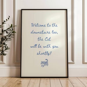 Op de afbeelding: Een set van drie keramische mokken met een gespikkelde, matte afwerking. De mokken zijn in de kleuren crème, lichtgrijs en donkergrijs. Elke mok heeft een eenvoudig, minimalistisch ontwerp en een afgeronde handgreep. De mokken zijn op elkaar gestapeld.