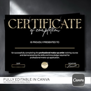 Może przedstawiać: Czarny certyfikat ze złotym tekstem „CERTIFICATE of completion”. Certyfikat głosi „IS PROUDLY PRESENTED TO” i szczegółowo opisuje profesjonalny kurs wizażu. Na dole znajduje się miejsce na datę, logo i podpis.