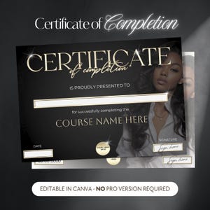 Op de afbeelding: Een zwart certificaat van voltooiing met gouden letters en accenten. Het certificaat bevat de tekst "Certificate of Completion", "IS PROUDLY PRESENTED TO", "COURSE NAME HERE" en "SIGNATURE". Het certificaat is bewerkbaar in Canva.