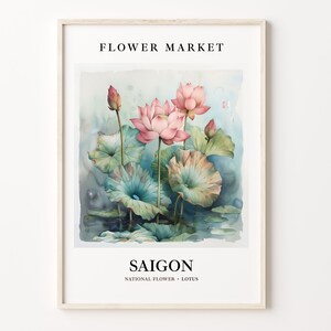 以下が含まれることがあります： ピンクの蓮の花と緑の葉と茎を描いた水彩画。絵は白い額縁に収められており、上部に「FLOWER MARKET」、下部に「SAIGON NATIONAL FLOWER - LOTUS」の文字が書かれている。