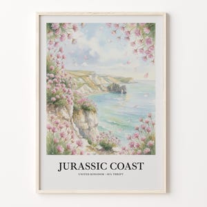 Puede incluir: Una lámina artística vertical con un paisaje en acuarela de la Jurassic Coast en el Reino Unido. La escena muestra aguas oceánicas de color azul claro, acantilados blancos y flores rosas en primer plano. El texto dice JURASSIC COAST.
