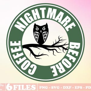 Może przedstawiać: Zielone koło z napisem "NIGHTMARE BEFORE COFFEE" w kolorze białym. Czarna sowa z dużymi oczami siedzi na gałęzi w środku koła.