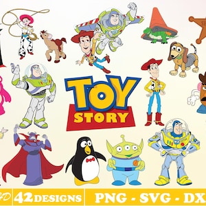 Può includere: Una collezione di personaggi dei cartoni animati colorati del film d'animazione Toy Story. L'immagine include Woody, Buzz Lightyear, Jessie e altri personaggi, insieme al logo di Toy Story. L'immagine contiene anche il testo "42 DESIGNS PNG - SVG - DXF".