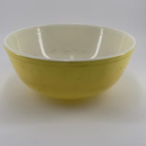 Vtg Pyrex Yellow Mixing Bowl #404