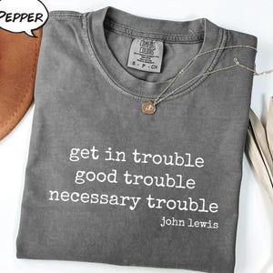Chemise John Lewis, obtenir des ennuis, des problèmes nécessaires, des ennuis nécessaires, chemise John Lewis, chemise de protestation John Lewis, chemise égalité, t-shirt droits civiques