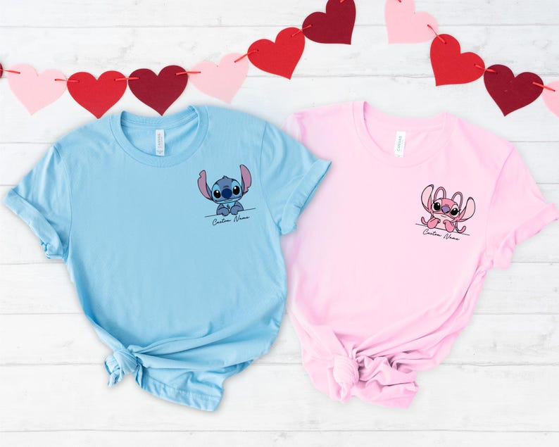 Pu&ograve; includere: Due magliette a maniche corte, una azzurra e una rosa, ciascuna con una grafica di un personaggio dei cartoni animati. La maglietta blu ha un personaggio blu, e la maglietta rosa ha un personaggio rosa. Entrambe le magliette hanno il testo "Custom Name" sotto.