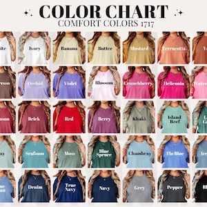 Pu&ograve; includere: Una tabella colori con una variet&agrave; di colori di magliette, tra cui bianco, avorio e nero. Il testo "COLOR CHART COMFORT COLORS 1717" &egrave; in alto. Ogni colore &egrave; mostrato su una maglietta.