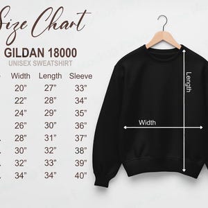 Pu&ograve; includere: Felpa unisex nera Gildan 18000 appesa a una gruccia di legno. L'immagine include una tabella delle taglie con misure in cm per larghezza, lunghezza e lunghezza manica, dalla taglia S alla 5XL.
