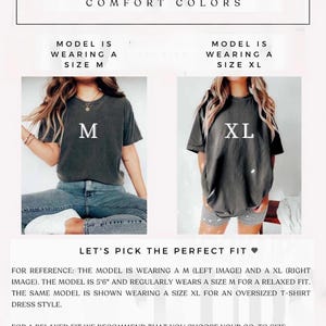 Pu&ograve; includere: Guida alle taglie per le t-shirt Comfort Colors. La guida mostra una modella che indossa una taglia M e una taglia XL. Il testo recita: "Scegliamo la vestibilit&agrave; perfetta". La modella &egrave; alta 168 cm e di solito indossa una taglia M per una vestibilit&agrave; rilassata. Per un abito t-shirt oversize, aumentare di due taglie.