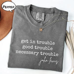 Chemise John Lewis, obtenir des ennuis, des problèmes nécessaires, des ennuis nécessaires, chemise John Lewis, chemise de protestation John Lewis, chemise égalité, t-shirt droits civiques