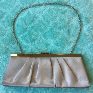 Cartera de mano de noche de satén plateado de Jessica McClintock