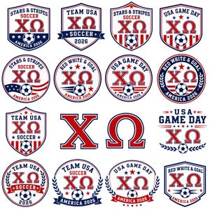 Könnte beinhalten: Eine Sammlung von sechzehn Grafikdesigns mit den griechischen Buchstaben Chi und Omega in Rot und Blau. Die Designs enthalten Fußbälle, Sterne und Texte wie Stars & Stripes, Team USA, USA Game Day und America 2026 in einem rot-weiß-blauen Farbschema.