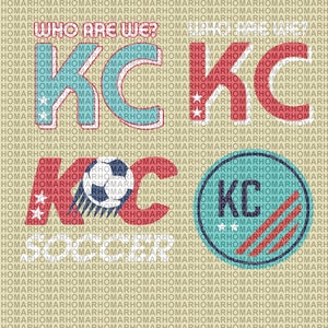 Puede incluir: Un diseño gráfico con el texto "Who Are We?" en letras rojas y azules. El texto "KC" se muestra en letras grandes y estilizadas con acentos rojos, blancos y azules. Un balón de fútbol se muestra en la esquina inferior izquierda, y un gráfico circular con el texto "KC" en letras blancas está en la esquina inferior derecha.