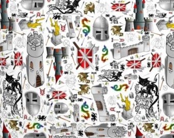 Puede incluir: Una tela blanca con un patrón repetitivo de ilustraciones de temática medieval que incluye torres de piedra gris, cascos plateados, escudos rojos y blancos con espadas cruzadas, dragones dorados y negros, y criaturas serpentinas coloridas.