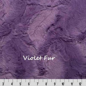 Manta floral vintage, ropa de cama personalizada con flores violetas y malva, regalo para bebé con opción de volantes de satén. imagen 6