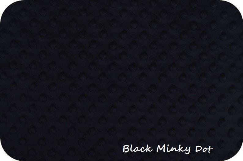 Pu&ograve; includere: Tessuto Black Minky Dot con superficie strutturata. Il tessuto &egrave; di colore nero pieno e presenta un motivo di piccoli punti in rilievo. Le parole "Black Minky Dot" sono scritte in bianco.