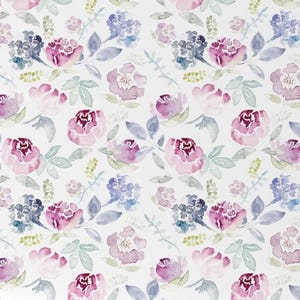 Manta floral vintage, ropa de cama personalizada con flores violetas y malva, regalo para bebé con opción de volantes de satén. imagen 2