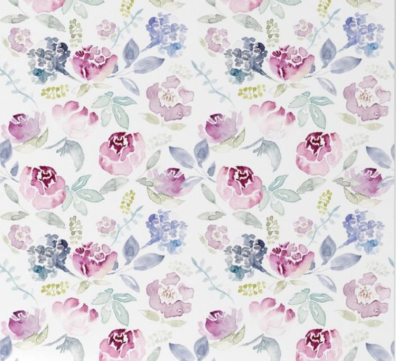 Manta floral vintage, ropa de cama personalizada con flores violetas y malva, regalo para bebé con opción de volantes de satén. imagen 2