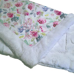 Manta floral vintage, ropa de cama personalizada con flores violetas y malva, regalo para bebé con opción de volantes de satén. imagen 1
