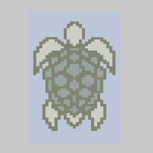 Peut inclure: Illustration pixelisée d'une tortue de mer dans des tons de gris et de vert sur fond bleu clair. La carapace de la tortue est une mosaïque de carrés vert foncé, avec des nageoires et une tête vert clair. Le design a un style rétro et numérique.