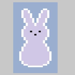 Può includere: Illustrazione pixelata di un coniglietto lavanda su sfondo azzurro chiaro. Il coniglietto ha occhi neri e un contorno bianco. L'immagine è un design digitale, possibilmente per prodotti a tema pasquale o primaverile.