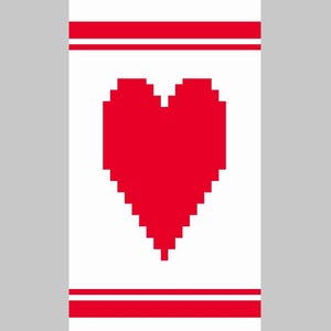 Può includere: Asciugamano rettangolare bianco con un cuore rosso pixelato al centro. L'asciugamano presenta strisce rosse con una striscia bianca al centro in alto e in basso.