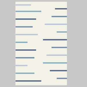 Puede incluir: Alfombra rectangular con fondo crema y un patrón de líneas horizontales en varios tonos de azul. Las líneas están espaciadas uniformemente, creando un diseño moderno y minimalista. La alfombra probablemente está hecha de un material suave.