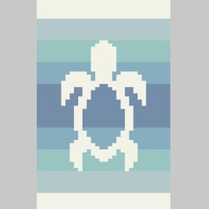 Peut inclure: Une serviette rectangulaire présentant un motif de tortue de mer blanc pixélisé centré sur un fond de rayures horizontales dans des tons variés de bleu clair, bleu moyen et bleu sarcelle, avec des bandes blanches unies aux extrémités.