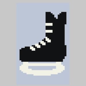 Puede incluir: Ilustración pixelada de un patín de hielo negro con cordones blancos y una cuchilla blanca. El patín se encuentra sobre un fondo azul claro, con un borde gris.