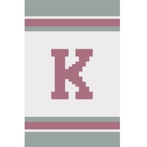 Könnte beinhalten: Ein weiß-grauer gestreifter Hintergrund mit einem rosafarbenen Buchstaben K in der Mitte.