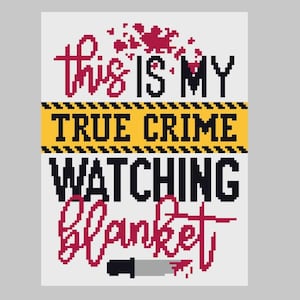 Könnte beinhalten: Eine weiße Decke mit dem Text "this IS MY TRUE CRIME WATCHING blanket" in einer pixeligen Schriftart. Der Text ist in Schwarz und Burgunder gehalten, mit einem gelb-schwarzen Warnband-Design. Ein pixeliges Messer und Blutspritzer befinden sich unten.
