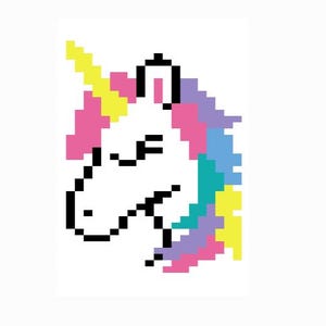 Peut inclure: Une illustration en pixel art d'une tête de licorne de profil. La licorne est blanche avec un contour noir, dotée d'une corne jaune et d'une crinière multicolore dans des tons de rose, violet, bleu clair, turquoise et jaune sur fond blanc.