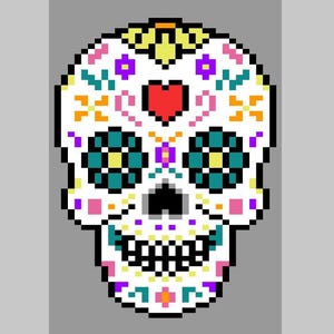 Könnte beinhalten: Pixeliger Zuckerschädel mit weißer Basis, verziert mit bunten Blumen- und geometrischen Mustern. Mit rotem Herz, teal-farbenen blütenartigen Formen und schwarzem Mund. Der Hintergrund ist einfarbig grau.