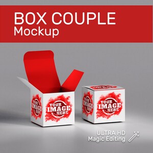 Puede incluir: Dos cajas de cartón blancas con detalles rojos. Las cajas están abiertas y cerradas. Las cajas tienen el texto "YOUR IMAGE HERE" impreso.