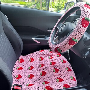 Juego de decoración de coche de crochet, funda de volante de fresa, funda de cinturón de seguridad, funda de reposacabezas, funda de cojín de asiento de coche de crochet, interior del coche