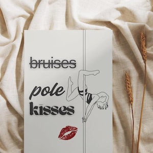 Könnte beinhalten: Ein weißer rechteckiger Druck mit den Worten "bruises", "pole" und "kisses" in einer stilisierten Schriftart. Eine Strichzeichnung einer Person, die Pole-Dance macht, befindet sich auf der rechten Seite. Ein roter Lippenabdruck befindet sich unten. Der Druck befindet sich auf einer strukturierten, cremefarbenen Oberfläche.