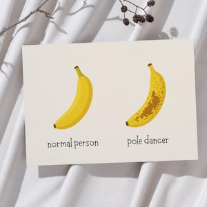 Op de afbeelding: Een rechthoekige kaart met twee bananenillustraties. De ene is een gele banaan, de andere een bruin gevlekte banaan. De tekst hieronder luidt "normal person" en "pole dancer". Een takje met kleine bruine knoppen staat op de achtergrond.